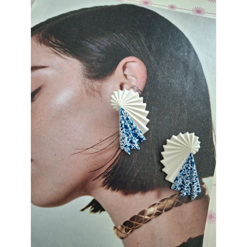 Vintage 80's white blue splatter paint lucite fan earrings